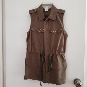 Military-inspired vest w/ drawstring and studs